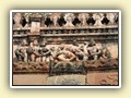 In jedem Tempel werden Darstellungen aus dem Kamasutra gezeigt. Diese sollen beim Betreten des Tempels das bse Auge ablenken damit nur das Reine die Gottheit sieht!