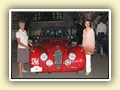Mary und Petra posieren vor dem Jaguar XK120